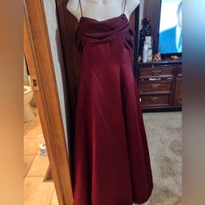 BURGUNDY BRIDESMAIDS DRESS LONG  BRAND MICHAELANGELS BOW IN BACK BEAUTIFUL